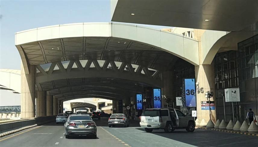 سيارات أمام مدخل مطار الملك خالد في الرياض (رويترز)