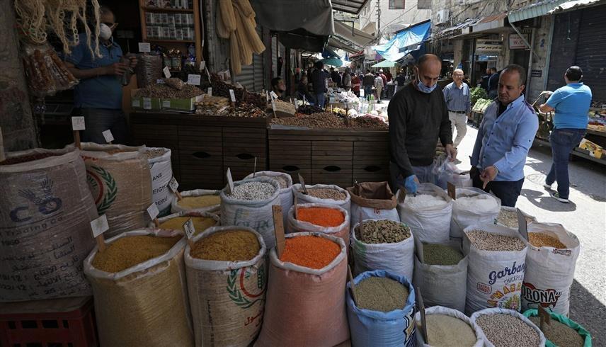 متجر حبوب في سوق شعبي بالعاصمة الأردنية (رويترز)