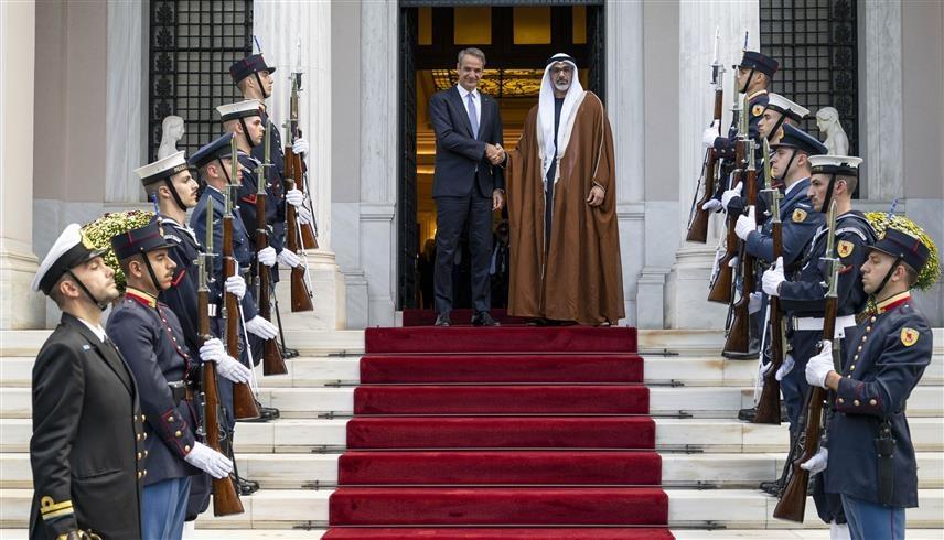 الشيخ خالد بن محمد بن زايد آل نهيان خلال لقائه مع رئيس وزراء اليونان (وام)