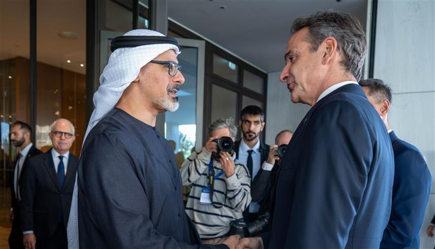 خالد بن محمد بن زايد وكيرياكوس ميتسوتاكيس  (مكتب أبوظبي للإعلام)
