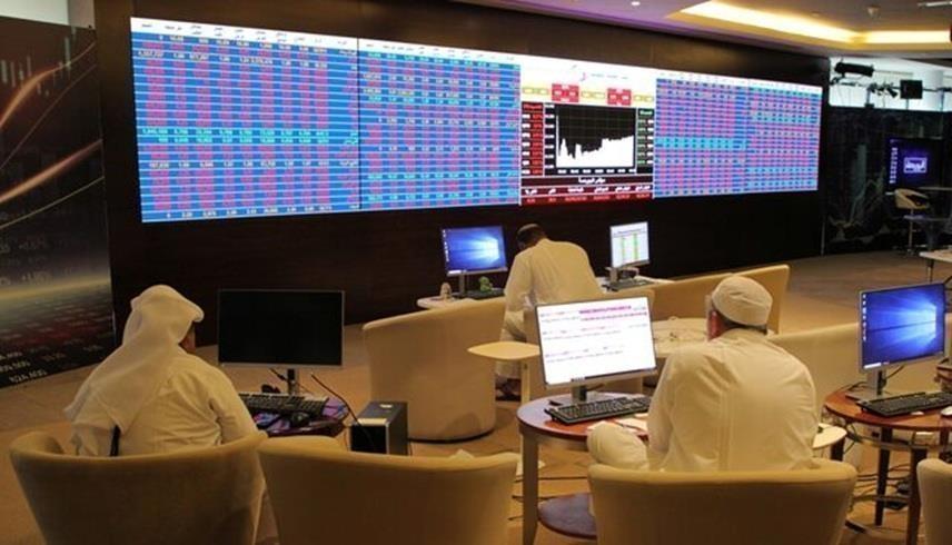 متداولون يراقبون حركة الأسهم في بورصة الدوحة (رويترز)