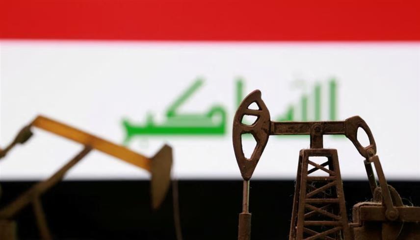 رافعة نفط وفي الخلفية علم العراق (رويترز)