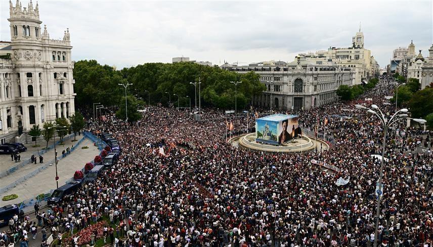 جانب من المظاهرات في العاصمة الإسبانية مدريد (رويترز)
