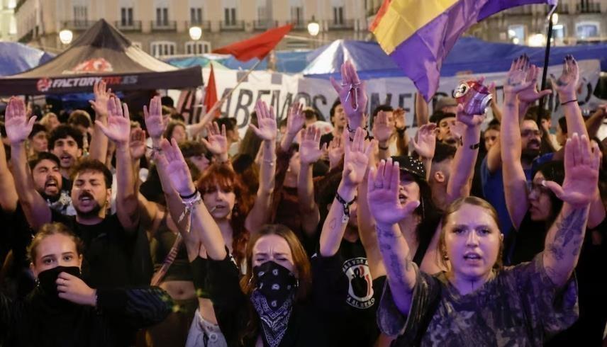 متظاهرون في مدريد يطالبون بتحرك سياسي لوقف عمليات الإخلاء ومعالجة أزمة السكن (رويترز)