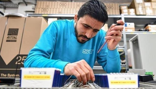 ألمانيا تدفع للسوريين من أجل العودة.. من يسد الفجوة؟