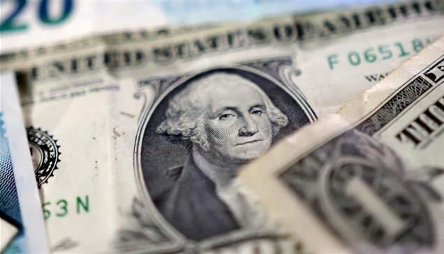 الدولار يتراجع ترقباً لإشارات رفع الفائدة وبيانات التضخم الأمريكية