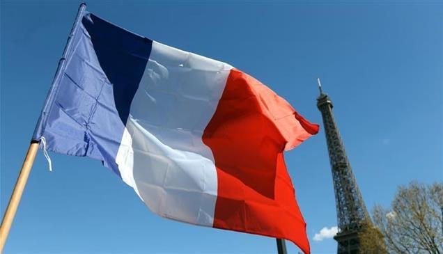 ديون فرنسا تهبط باليورو إلى أدنى مستوى في 17 شهراً
