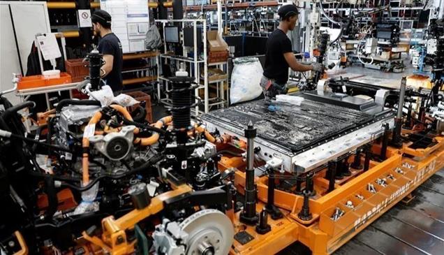 أوروبا تفاجئ الأسواق.. النمو يتسارع والتضخم يقارب 4%