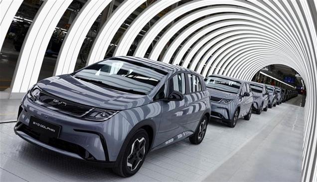 الصين وأوروبا تتفاهمان بشأن السيارات الهجينة.. والرسوم على الطاولة