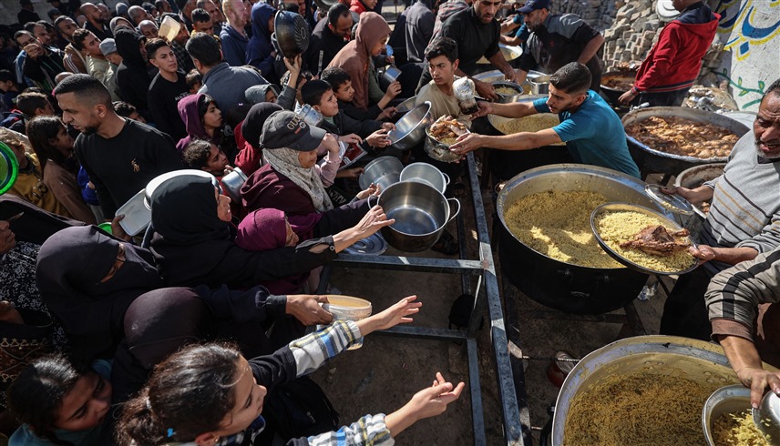 فلسطينيون يلاحقون حلم الوجبة الواحدة في غزة (أرشيف)