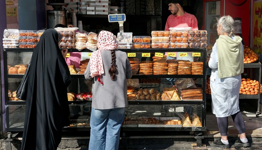 متسوقون في طهران (أ ف ب)