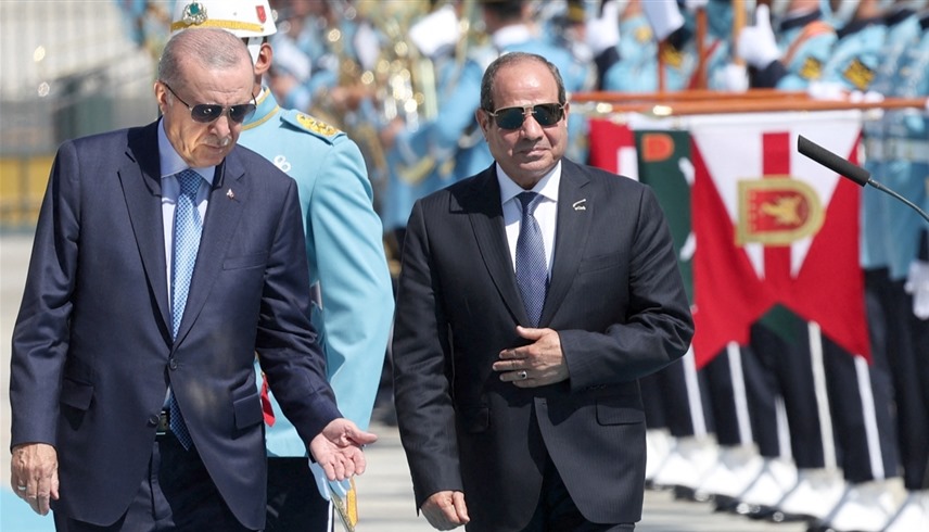 الرئيس المصري عبدالفتاح السيسي ونظيره التركي أردوغان (رويترز)