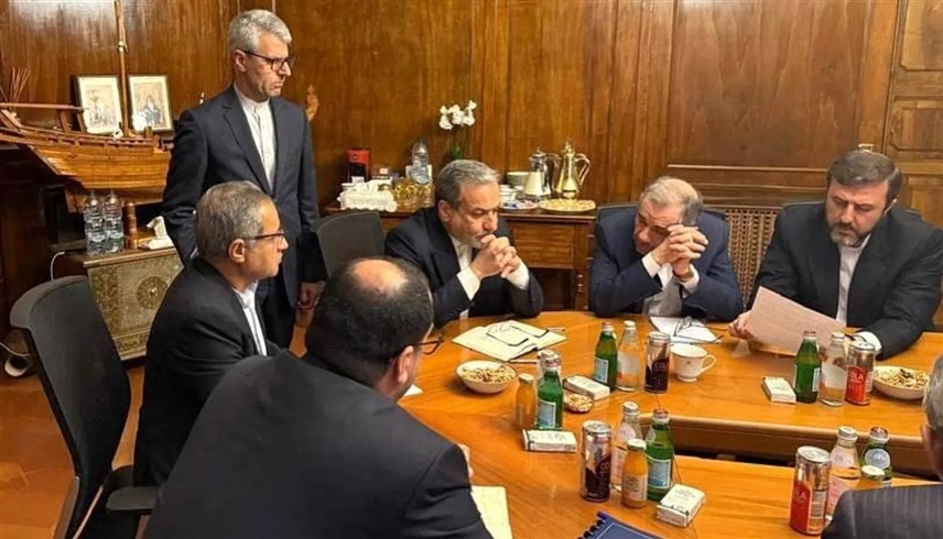 الوفد الإيراني خلال المفاوضات مع أمريكا في عُمان (أرشيف)