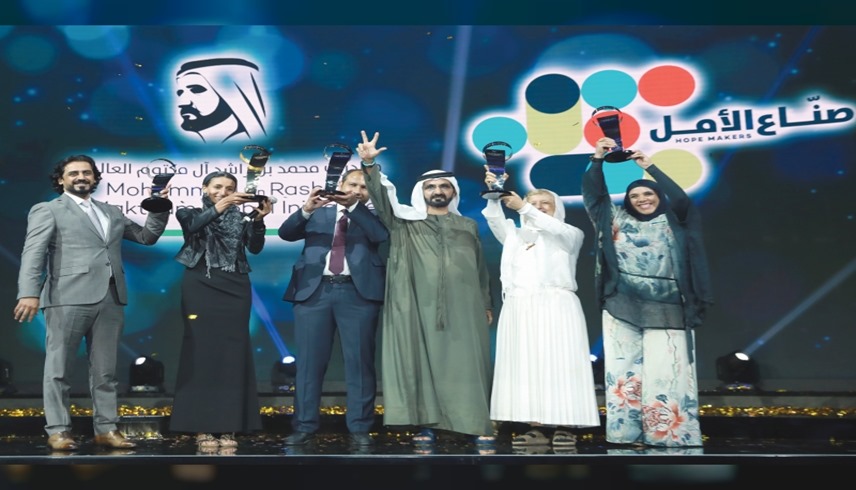 محمد بن راشد يكرم الفائزين بجائزة صناع الأمل في دورة سابقة. (أرشيف)