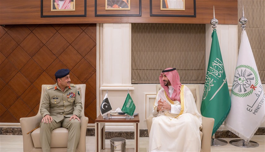 وزير الدفاع السعودي الأمير خالد بن سلمان وقائد الجيش الباكستاني المشير عاصم منير (إكس)