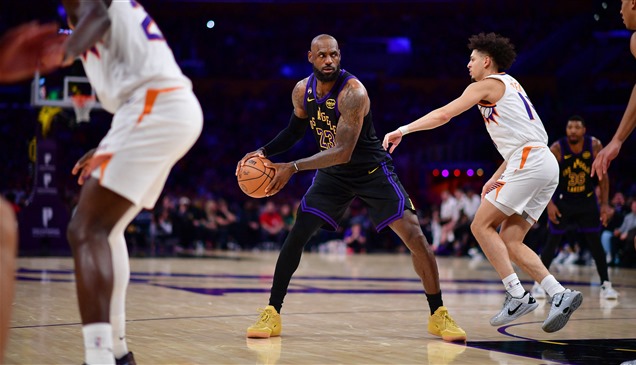 ليبرون جيمس يدخل تاريخ NBA بـ12 ألف تمريرة حاسمة