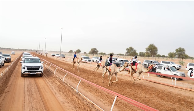 محمد بن سعود يشهد جانباً من أشواط شارة الفطامين في ميدان السوان برأس الخيمة