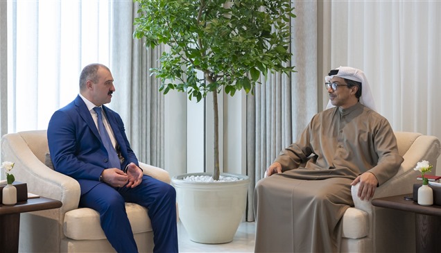 منصور بن زايد يبحث مع مبعوث بيلاروسي تعزيز التعاون الثنائي
