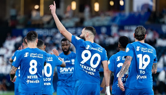 "هاتريك" بنزيما يقود الهلال للفوز بسداسية على الخلود 