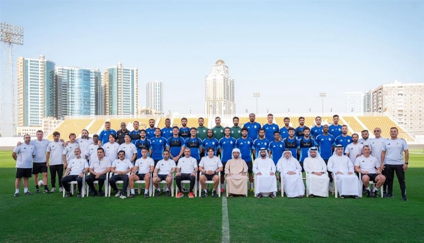 راشد بن حميد النعيمي يتوسط الجهاز الفني واللاعبين (وام)