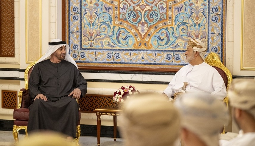 رئيس الدولة وسلطان عمان يتبادلان هاتفياً تهاني عيد الأضحى المبارك 