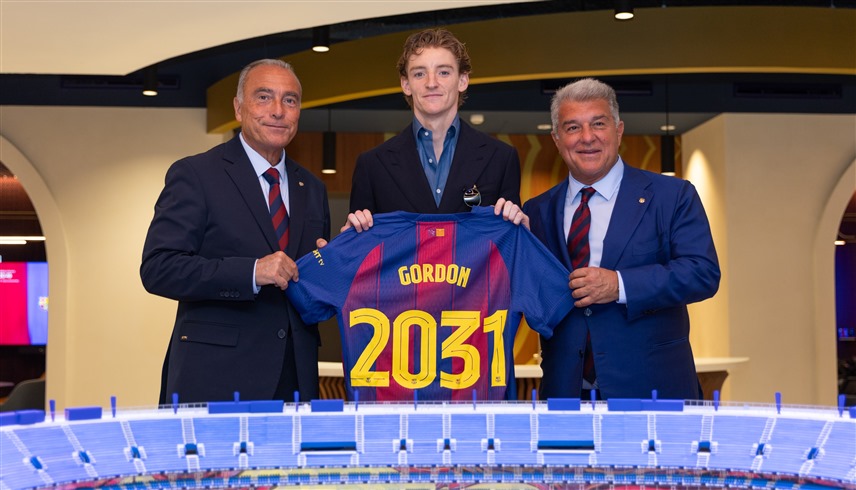 لاعب برشلونة الجديد أنتوني غوردن مع لابورتا لحظة التعاقد (إكس)