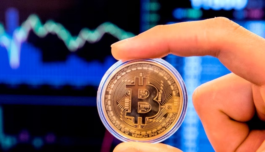 العملة الرقمية تشعل طموحات الثراء.. هل شراء "بيتكوين" اليوم يجعلك مليونيراً عند التقاعد؟ 