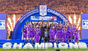 العين يفوز على دبا برباعية نظيفة في ليلة التتويج بدوري أدنوك