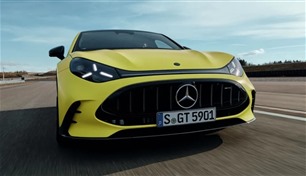 شحن في 11 دقيقة وتسارع خلال ثانيتين.. قيادة رقمية كاملة في مرسيدس AMG الجديدة