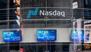 مؤشرا "ستاندرد آند بورز 500" و"ناسداك" يقتربان من قمم تاريخية جديدة