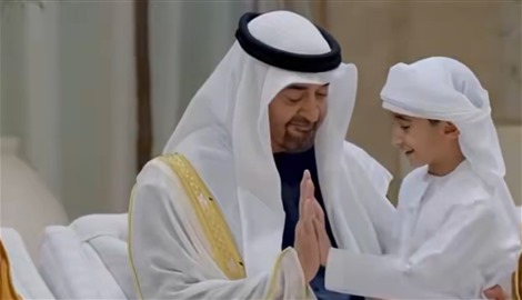 محمد بن سيف بن زايد يهدي عمه رئيس الدولة رسمة خاصة في مشهد أبوي