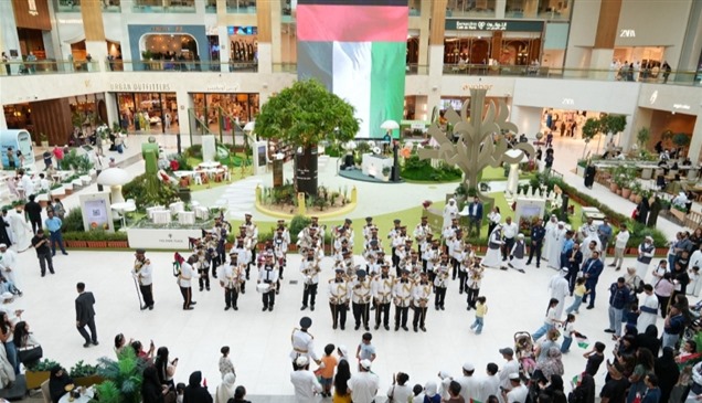لوحة تفاعلية مستوحاة من علم الإمارات في "شجرة الامتنان" بـ ياس مول