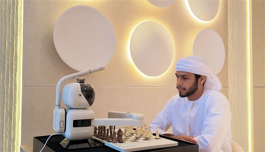 الفجيرة تدخل الروبوت في لعبة الشطرنج (وام)