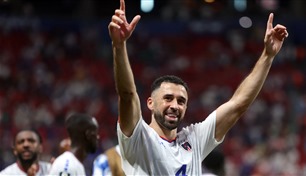 منصة "لينكد إن" للوظائف تقدم فرصة العمر للاعب الرأس الأخضر