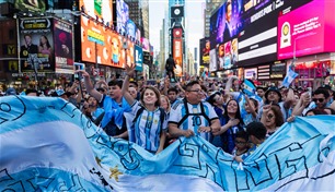 كأس العالم يكسر صرامة العمل من المكاتب في كبرى المؤسسات المالية