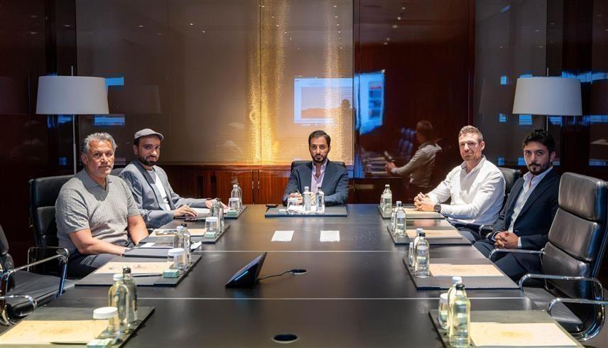  راشد بن حميد خلال الاجتماع مع جيمز داوننج (وام)