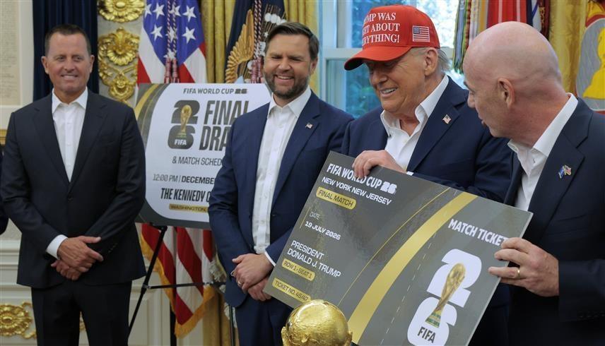 رئيس الولايات المتحدة دونالد ترامب ورئيس "فيفا" جياني إنفانتينو (رويترز)