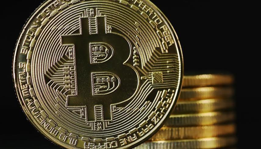 قطعة معدنية تحمل شعار بيتكوين (أرشيف)