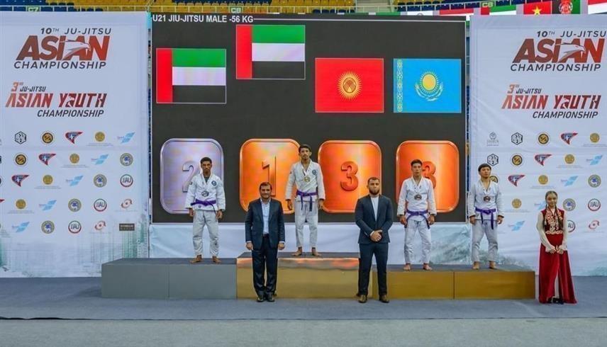 أبطال الإمارات للجوجيتسو على منصة التتويج (وام)