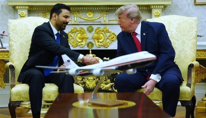 الرئيس الأمريكي دونالد ترامب ورئيس الوزراء العراقي علي الزيدي (أ.ب)
