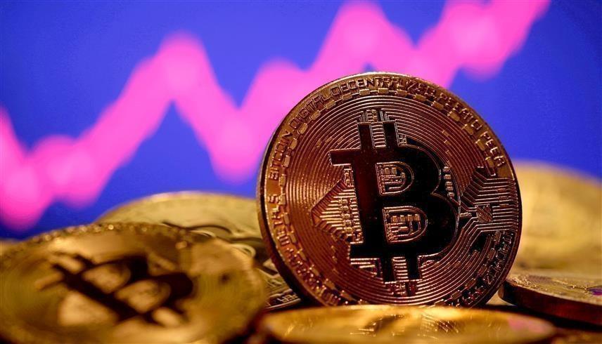 قطع معدنية تحمل شعار عملة بيتكوين (رويترز)