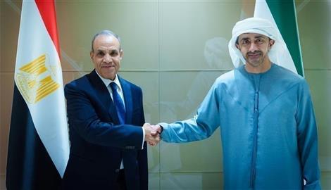 عبدالله بن زايد يبحث مع وزير الخارجية المصري جهود إنهاء التصعيد
