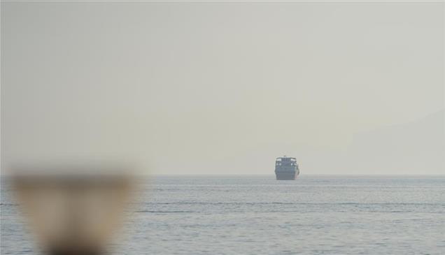 الملاحة تنتعش في باب المندب وتتراجع في مضيق هرمز 