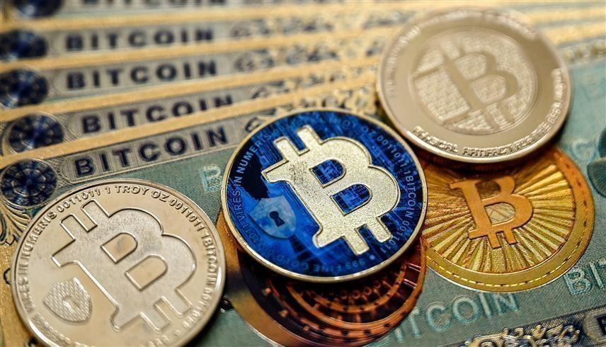 قطع معدنية تحمل شعار بيتكوين (أ ف ب)
