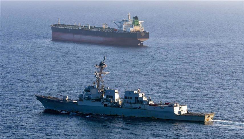 المدمرة الأمريكية "رافائيل بيرالتا" تحاصر ناقلة نفط إيرانية (AFP)