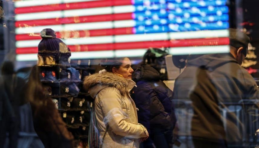 خفض الأمريكيون معدل إنفاقهم، بشكل غير متوقع في يوليو 2026 (رويترز)