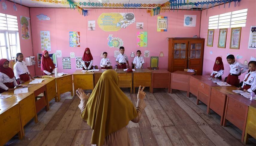 طلاب داخل مدرسة بإقليم جورونتالو في إندونيسيا (رويترز)