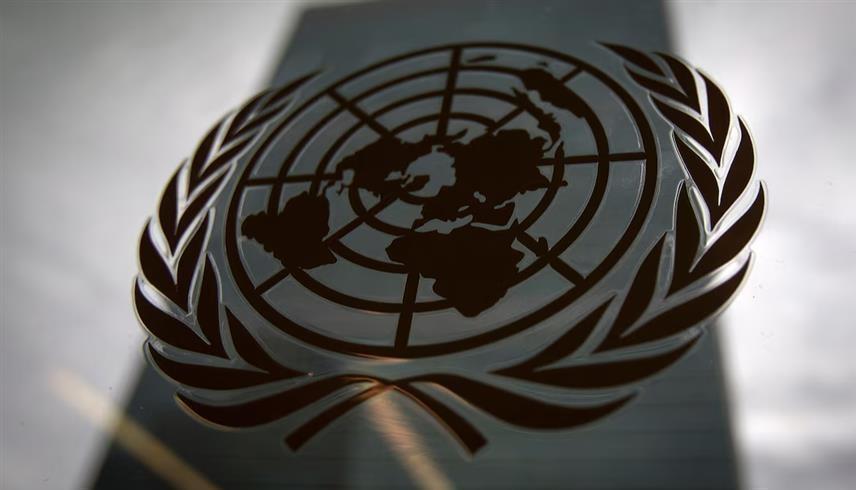 شعار الأمم المتحدة يظهر على مقر مبنى المنطمة الدولية بمدينة نيويورك في الولايات المتحدة (رويترز)