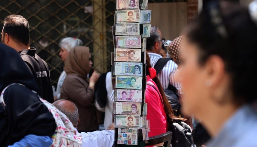 متسوقون في طهران (أ ف ب)