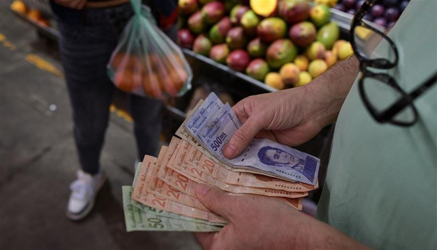 أوراق نقدية من عملة البوليفار الفنزويلي في كاراكاس (رويترز) 